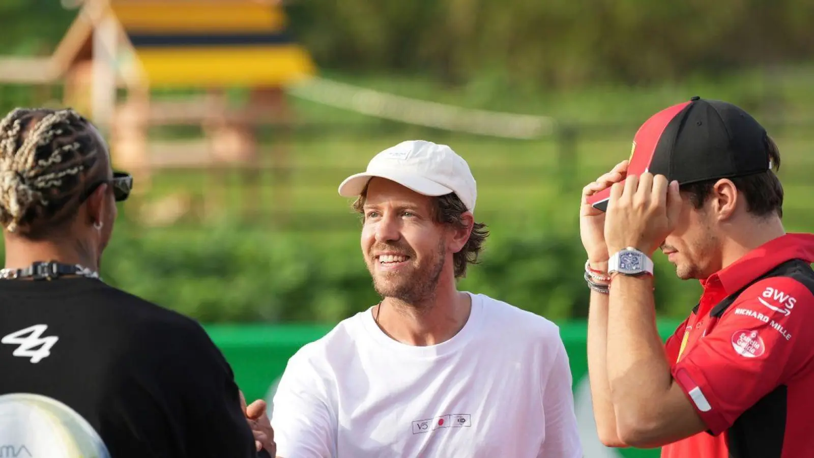 Sebastian Vettel (M) will mit mehreren Aktionen an die in Imola verunglückte Formel-1-Legende Ayrton Senna erinnern. (Foto: Toru Hanai/AP/dpa)