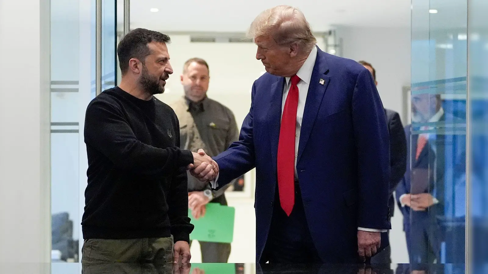 Der ukrainische Präsident Wolodymyr Selenskyj setzt Hoffnungen in die Unvorhersehbarkeit des gewählten US-Präsidenten Donald Trump. (Archivbild) (Foto: Julia Demaree Nikhinson/AP/dpa)