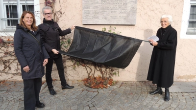 Sie enthüllten die Gedenktafel zur Erinnerung an die 25 aus Feuchtwangen stammenden Opfer der Nationalsozialisten (von rechts): Initiatorin Helga Deininger, Feuchtwangens Bürgermeister Patrick Ruh sowie Steinmetzmeisterin Birgit Hähnlein-Häberlein. (Foto: Peter Zumach)