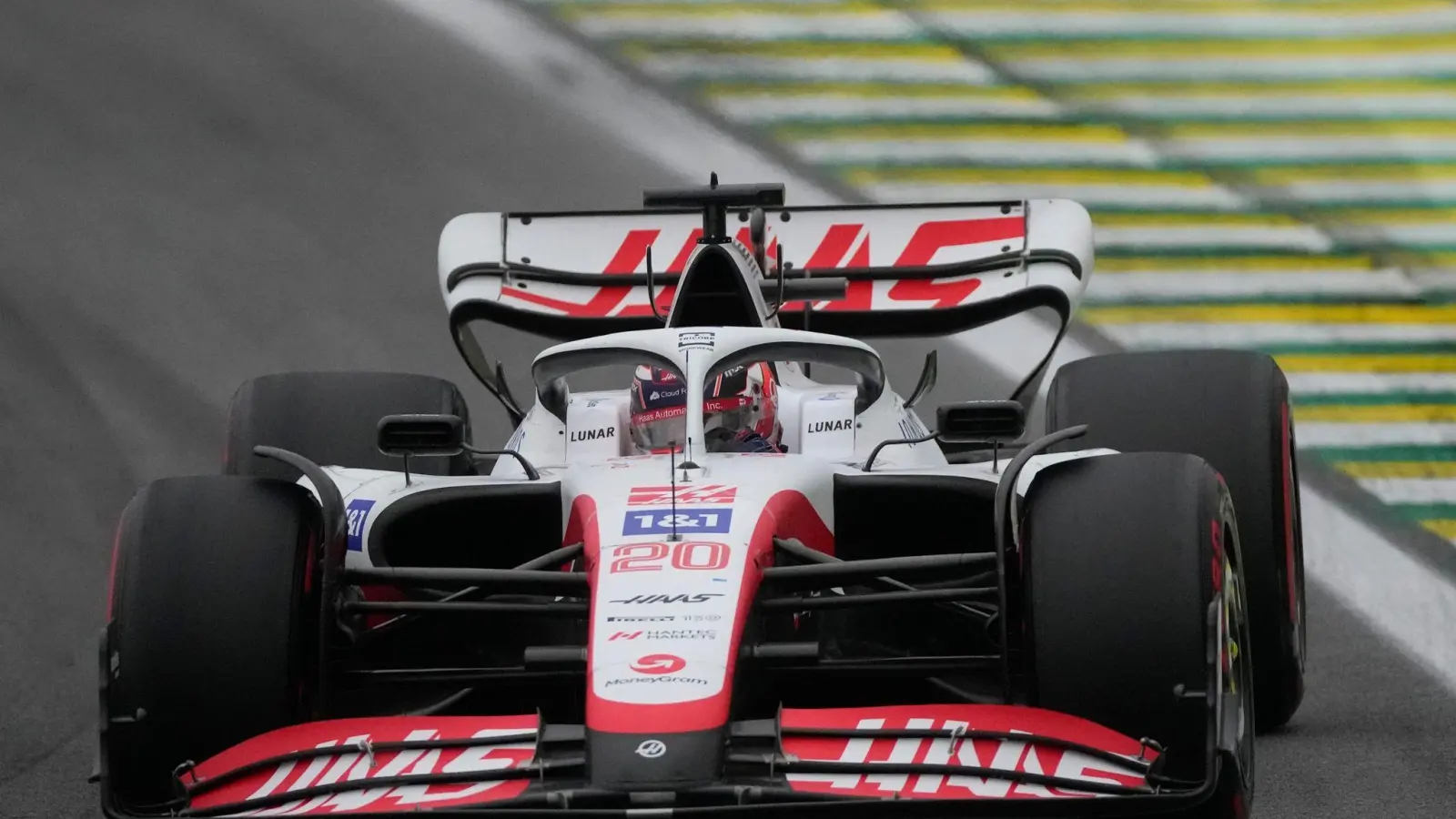 Fuhr in Brasilien in seinem Haas auf den ersten Sprint-Startplatz: Kevin Magnussen. (Foto: Andre Penner/AP/dpa)