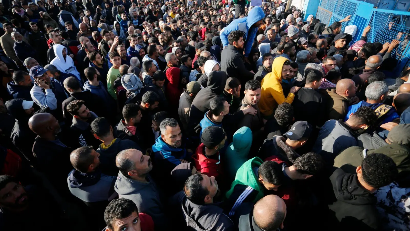 Menschen stehen in der Stadt Dair El-Balah im Gazastreifen an, um Mehl zu erhalten, das von der UN verteilt wird. (Foto: Omar Ashtawy/APA Images via ZUMA Press Wire/dpa)