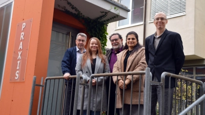 Freuen sich schon auf die Eröffnung der neuen Übergangspraxis an der Uffenheimer Heiligenfeld-Klinik (von links): Wolfgang Lampe, Nina Mayer, Wolfgang Barz, Gülshan Yagubova und Julian Zeilner. (Foto: Johannes Zimmermann)