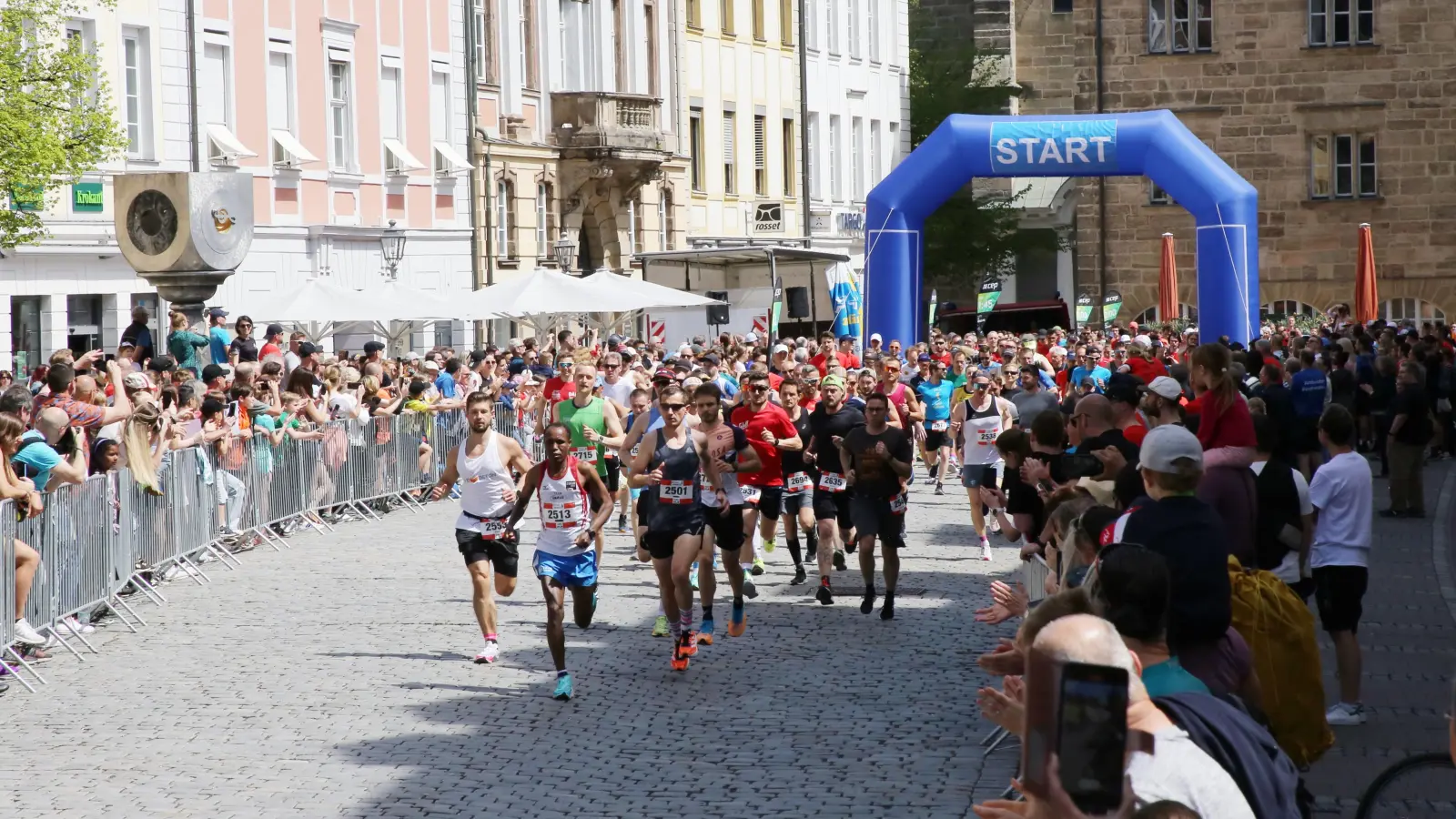 Im Jahr 2023 fand zum bislang letzten Mal ein Citylauf statt. Vom Martin-Luther-Platz im Herzen Ansbachs starteten die Läufer damals auf die verschiedenen Distanzen. (Archivfoto: Alexander Biernoth)