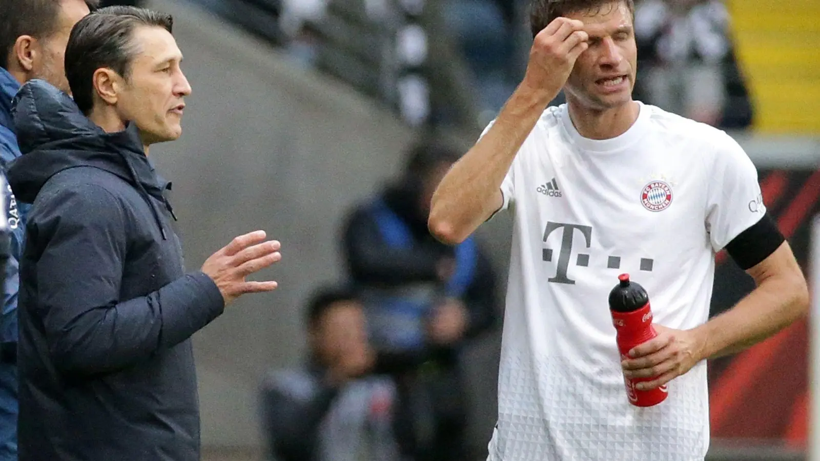 Niko Kovac (l) würde rückblickend anders mit Thomas Müller umgehen. (Foto: Hasan Bratic/dpa)