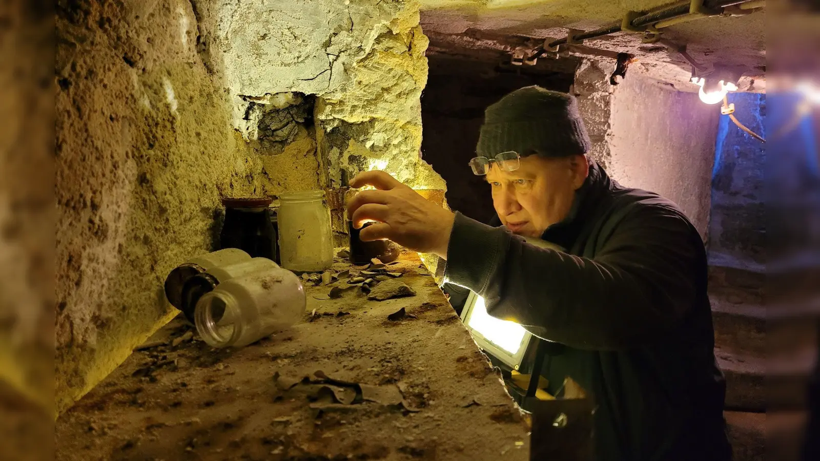 Der Archäologe Wolfgang Steeger auf Entdeckungstour unterhalb des Klosterchores. (Foto: Nina Daebel)