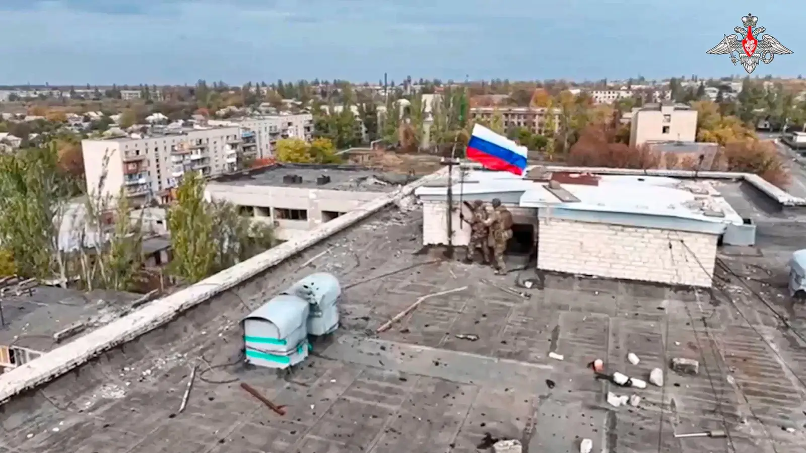 Russische Soldaten hissen in einer Ortschaft auf einem Gebäude eine Fahne nach dessen Einnahme. (Archivbild/Handout)  (Foto: Uncredited/Russian Defense Ministry Press Service/AP/dpa)