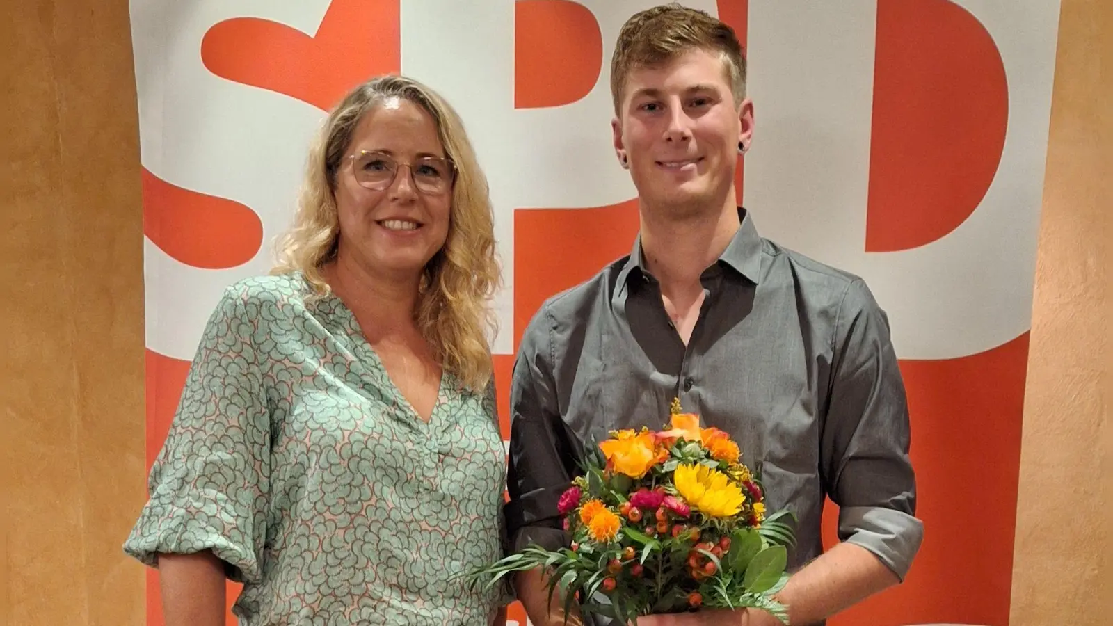 Kathrin Pollack, die Unterbezirksvorsitzende der SPD im Wahlkreis Ansbach beglückwünscht Daniel Mirlach, den frisch nominierten Direktkandidaten für den Bundestag. (Foto: Daniela Ramsauer)