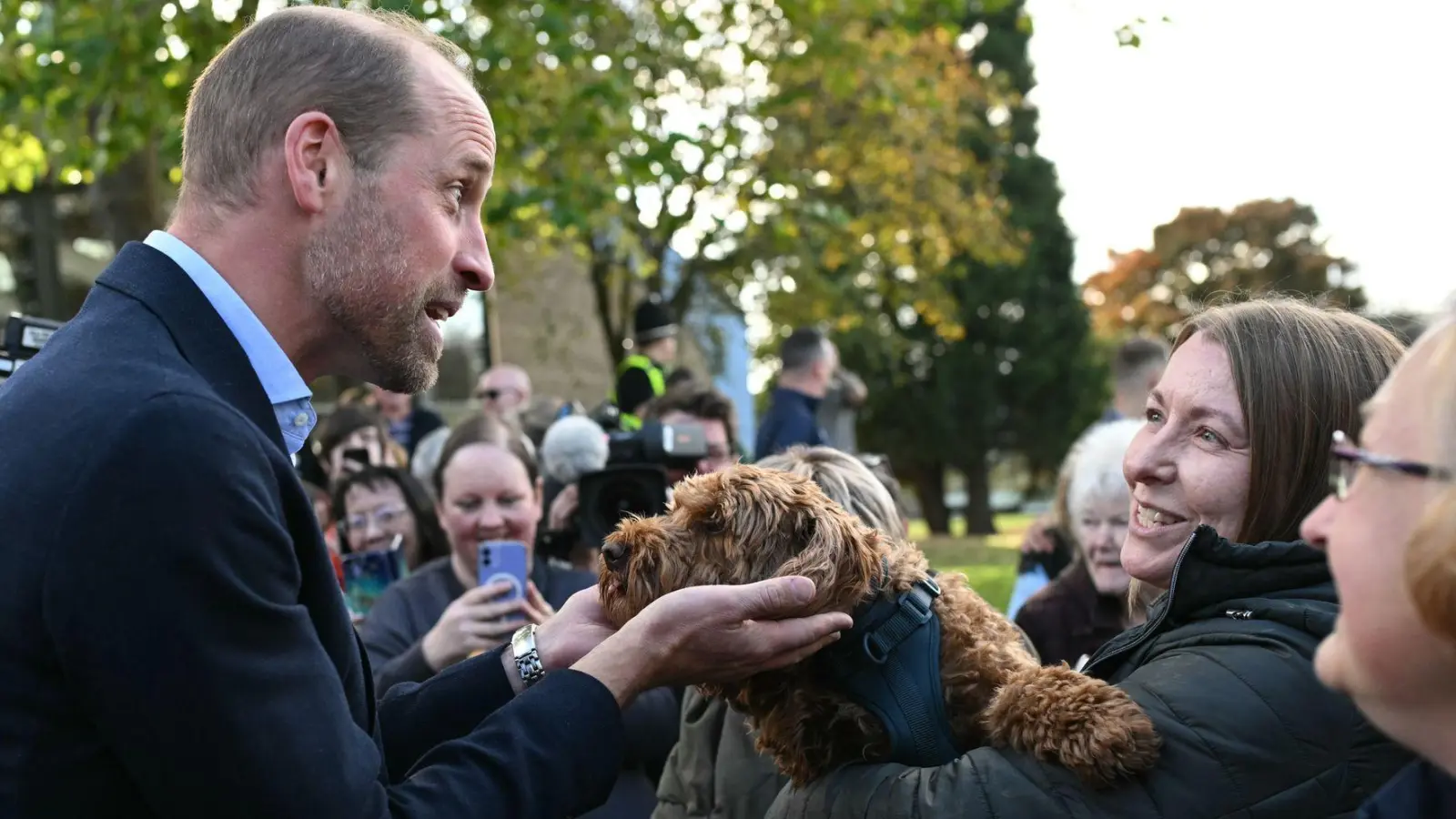 Prinz William spricht mit Bürgern und streichelt einen Hund, als er den Ort Birtley besucht.  (Foto: Oli Scarff/PA Wire/dpa)