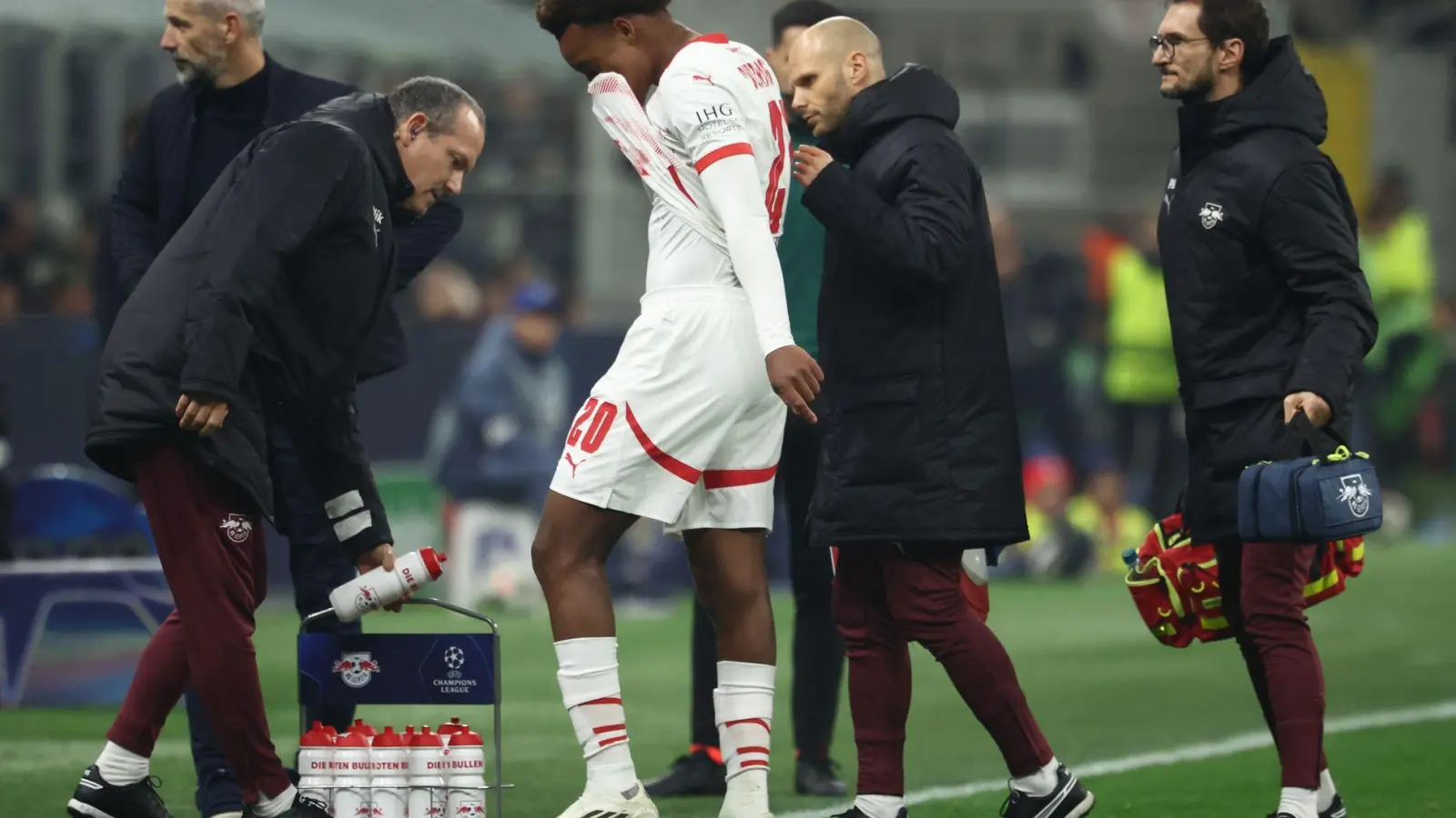 Nach seiner Verletzung im Champions League-Spiel bei Inter Mailand fehlt Assan Ouedraogo monatelang (Foto: Jan Woitas/dpa)