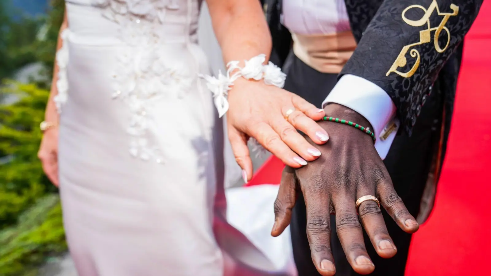 Frisch verheiratet zeigen Prinzessin Märtha Louise und Durek Verrett ihre Ringe. (Foto: Heiko Junge/NTB/dpa)