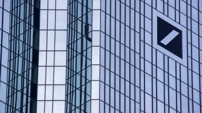 Die Deutsche Bank in Frankfurt verwies auf Anfrage auf ein nach wie vor „deutlich erhöhtes Aufkommen an Anfragen und Aufträgen“ der Kundschaft. (Foto: Helmut Fricke/dpa)