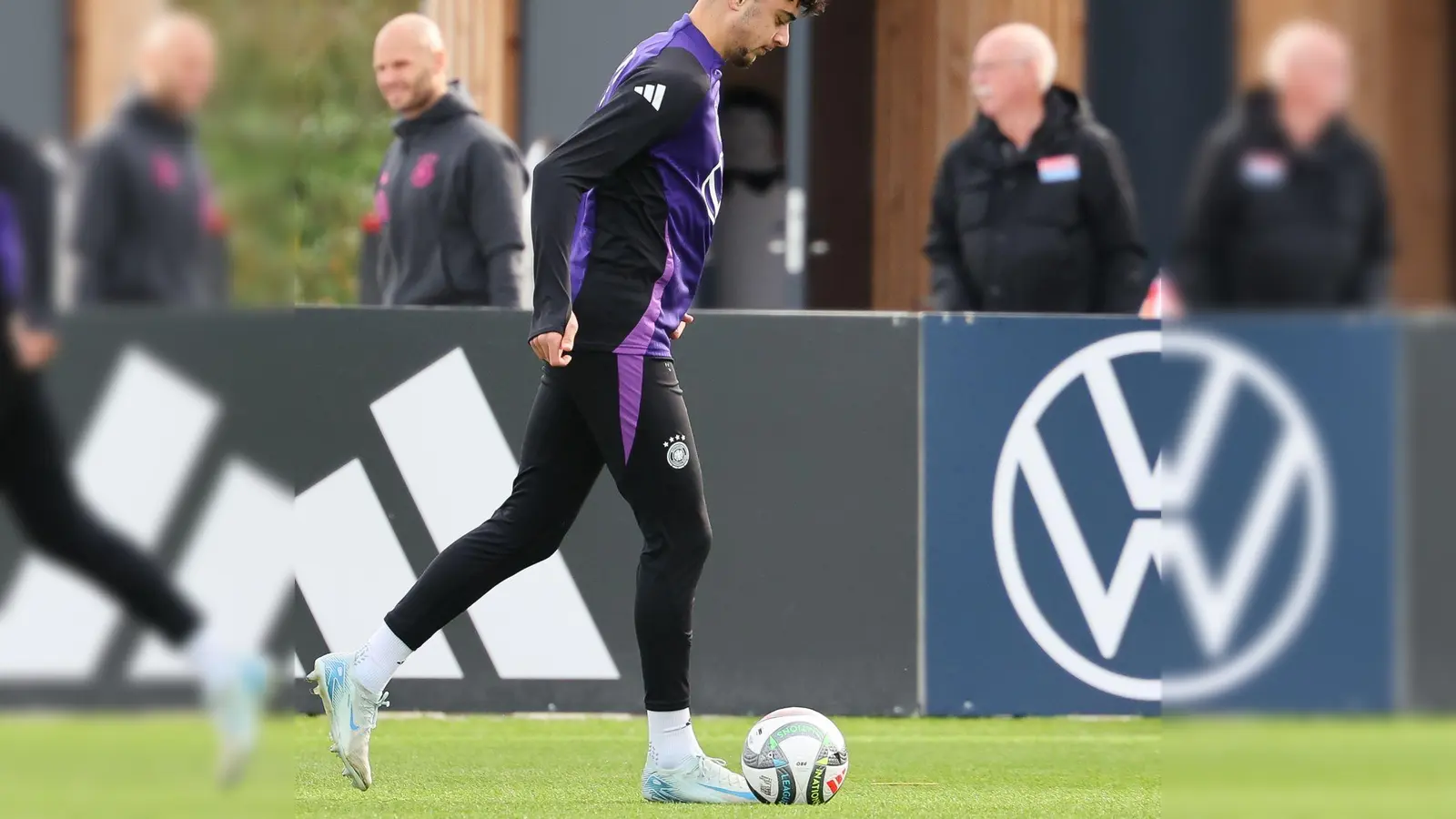 Aleksandar Pavlovic ist nach Knieproblemen wieder fit und wird in seiner Heimat München gegen Holland spielen. (Foto: Christian Charisius/dpa)