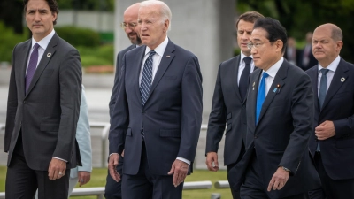 Kanadas Premier Justin Trudeau EU-Ratspräsident Charles Michel, US-Präsident Joe Biden, Frankreichs Präsident Emmanuel Macron, Japans Premier Fumio Kishida und Bundeskanzler Olaf Scholz (v.l.n.r.). (Foto: Michael Kappeler/dpa)