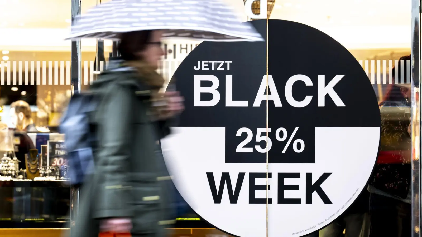 Cyberkriminalitätsexperten warnen Verbraucher vor Betrügern beim Black Friday. (Foto: Anthony Anex/KEYSTONE/dpa)