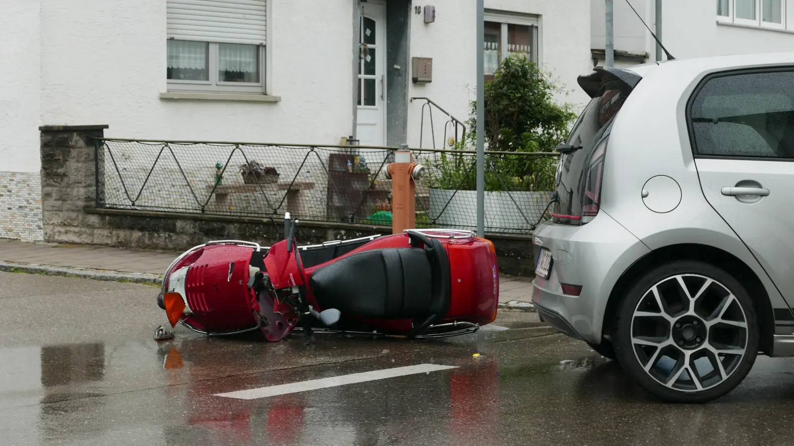 Ein Roller und ein Auto sind am Dienstagnachmittag zusammengestoßen. Der Zweiradfahrer verstarb noch an der Unfallstelle (Foto: Roman Kocholl)