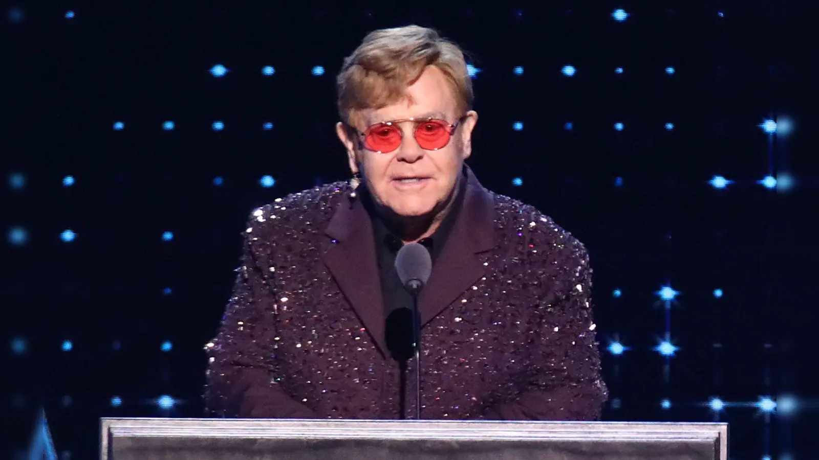 Der 77-jährige Popstar Elton John ließ sich zu einem derben Witz über Tesla-Chef Elon Musk hinreißen. (Archivbild) (Foto: Andy Kropa/Invision via AP/dpa)