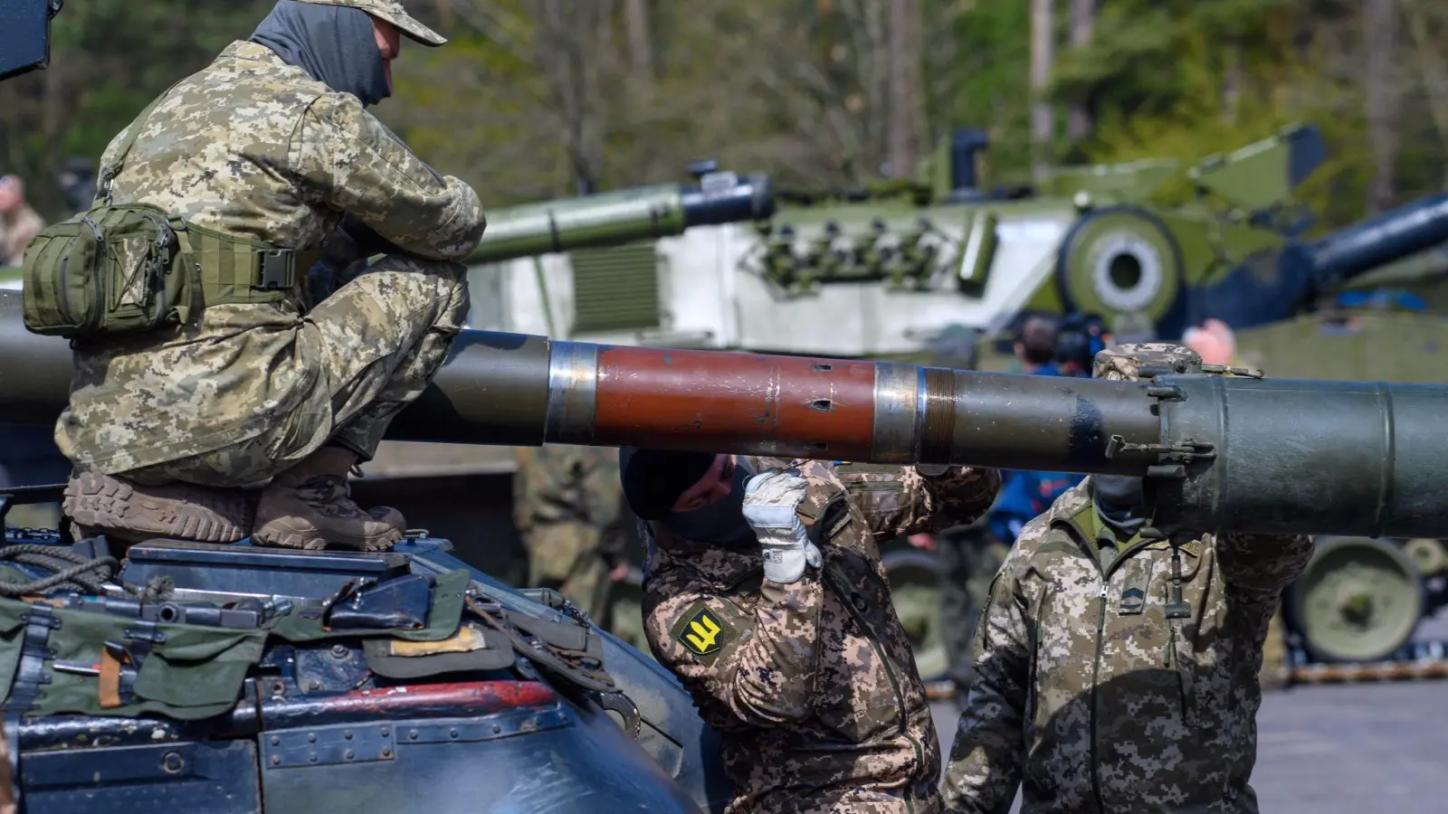 Ukrainische Soldaten inspizieren Kampfpanzer vom Typ Leopard 1 A5 auf einem Truppenübungsplatz in Sachsen-Anhalt (Archivbild). Deutschland wird der Ukraine wohl weitere Waffen liefern. (Foto: Klaus-Dietmar Gabbert/dpa)