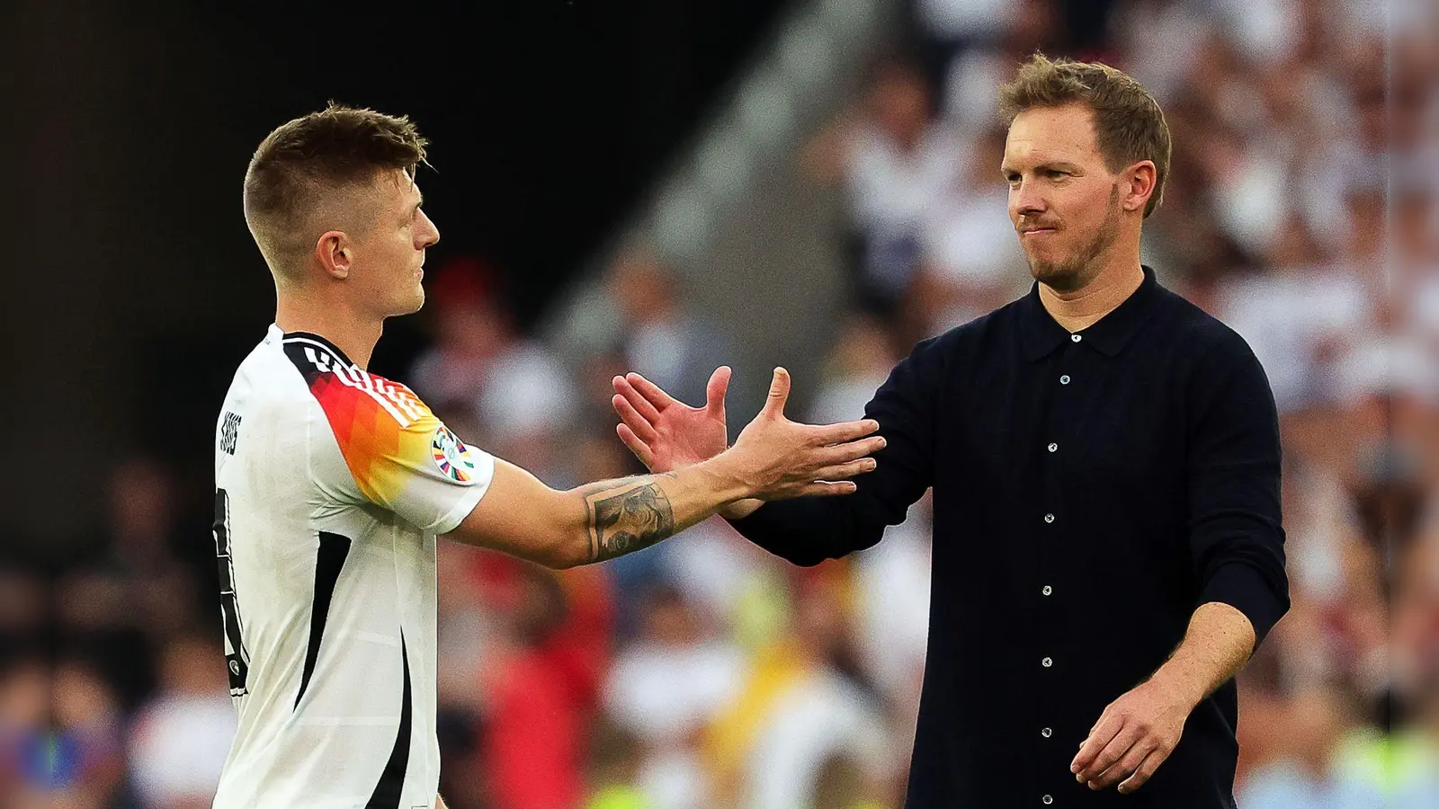 Enttäuscht stehen Toni Kroos und Julian Nagelsmann nach dem verlorenen Viertelfinale gegen Spanien bei der Fußball-EM auf dem Platz. (Foto: Christian Charisius/dpa)