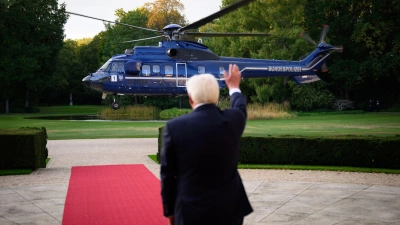 Auf Wiedersehen Präsident Selenskyj: Bundespräsident Frank-Walter Steinmeier verabschiedet den ukrainischen Präsidenten im Schloss Bellevue (Foto: Bernd von Jutrczenka/dpa-Pool/dpa)