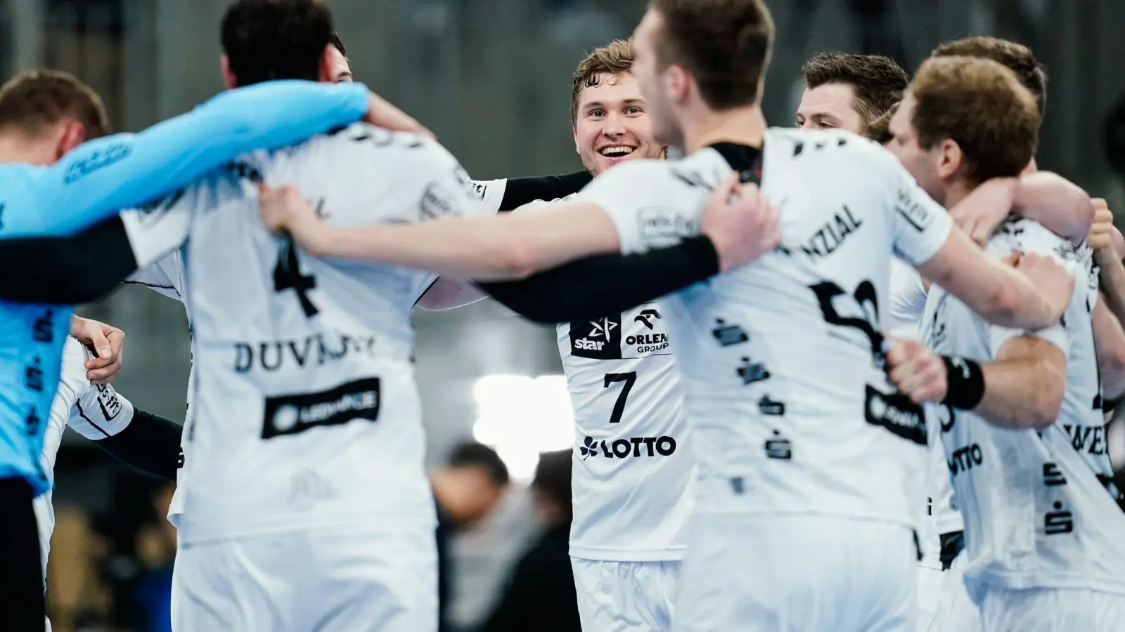 Spieler von THW Kiel feiern den Einzug in das DHB-Pokal-Halbfinale. (Foto: Uwe Anspach/dpa)