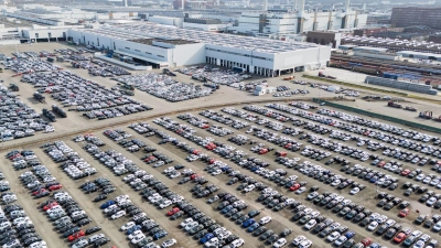 Trotz der Branchenschwäche peilt der VW-Konzern in diesem Jahr ein Umsatzwachstum an. (Archivbild) (Foto: Julian Stratenschulte/dpa)