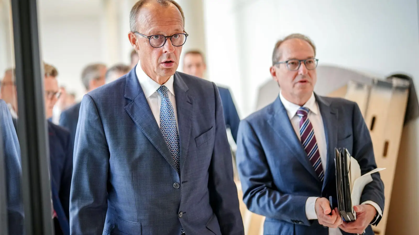 Unionskanzlerkandidat Friedrich Merz (CDU, links) wird im Januar als Gast bei der CSU-Klausur im oberbayerischen Kloster Seeon erwartet. (Archivbild) (Foto: Kay Nietfeld/dpa)