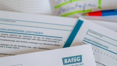 Ab dem 1. August gibt es für Schülerinnen und Schüler mehr Bafög. (Symbolbild) (Foto: Hendrik Schmidt/dpa)