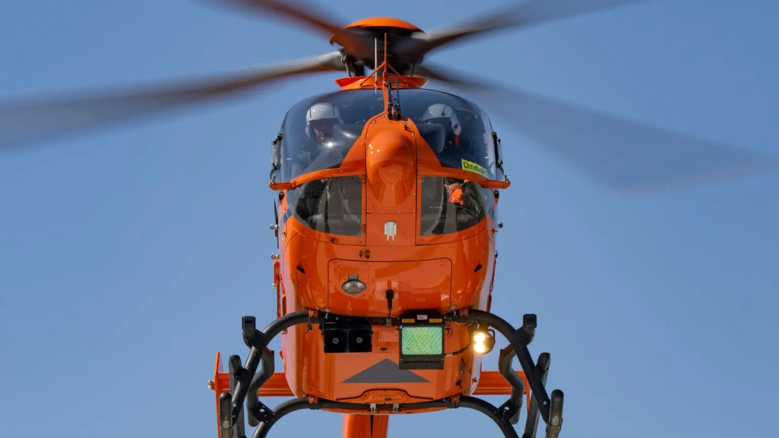 Ein Rettungshubschrauber fliegt die 13-Jährige zur Behandlung in eine Klinik. (Symbolbild) (Foto: Boris Roessler/dpa)