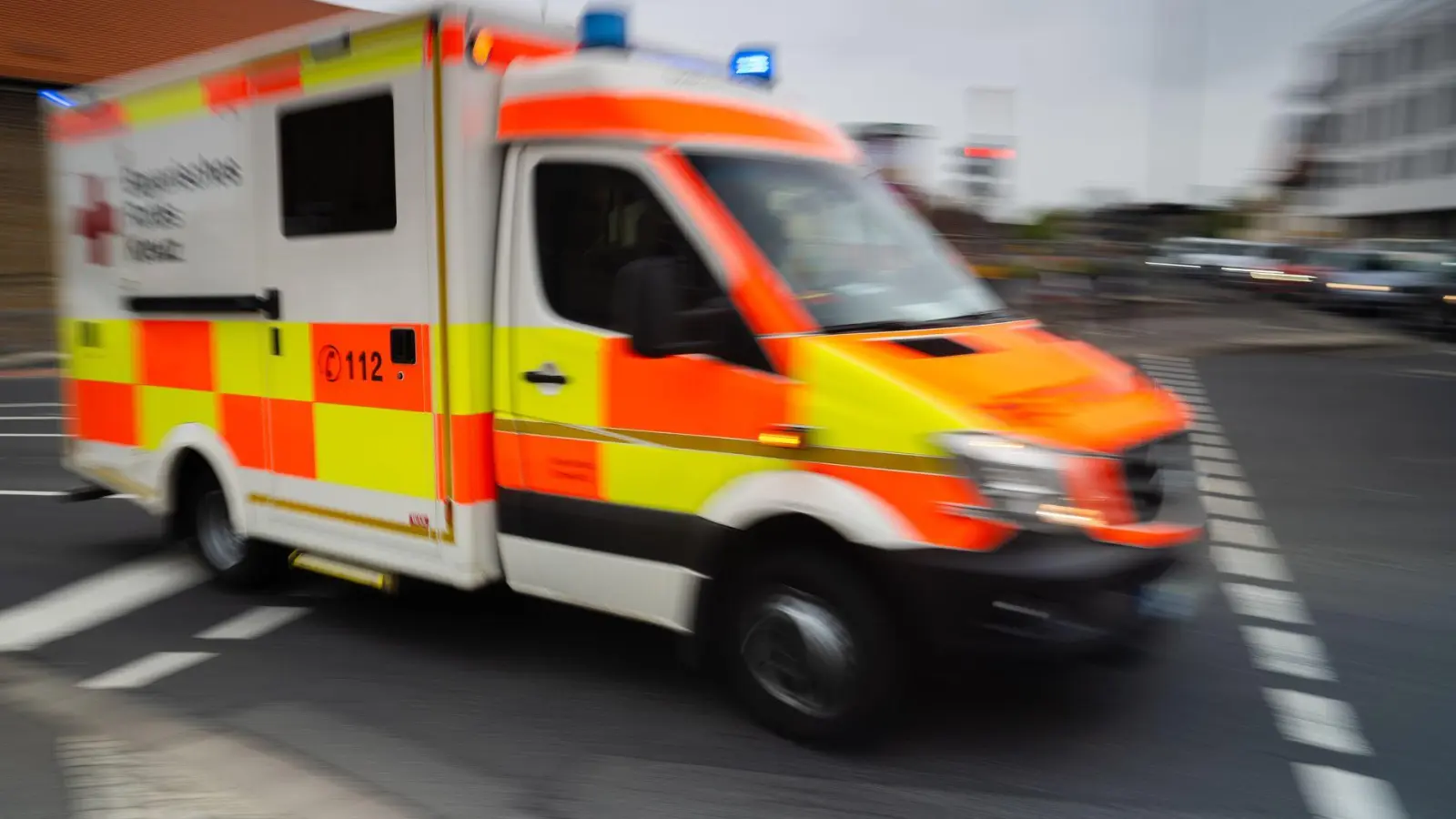 Sanitäter bringen die schwer verletzte Frau in ein Krankenhaus. (Symbolbild) (Foto: Nicolas Armer/dpa)