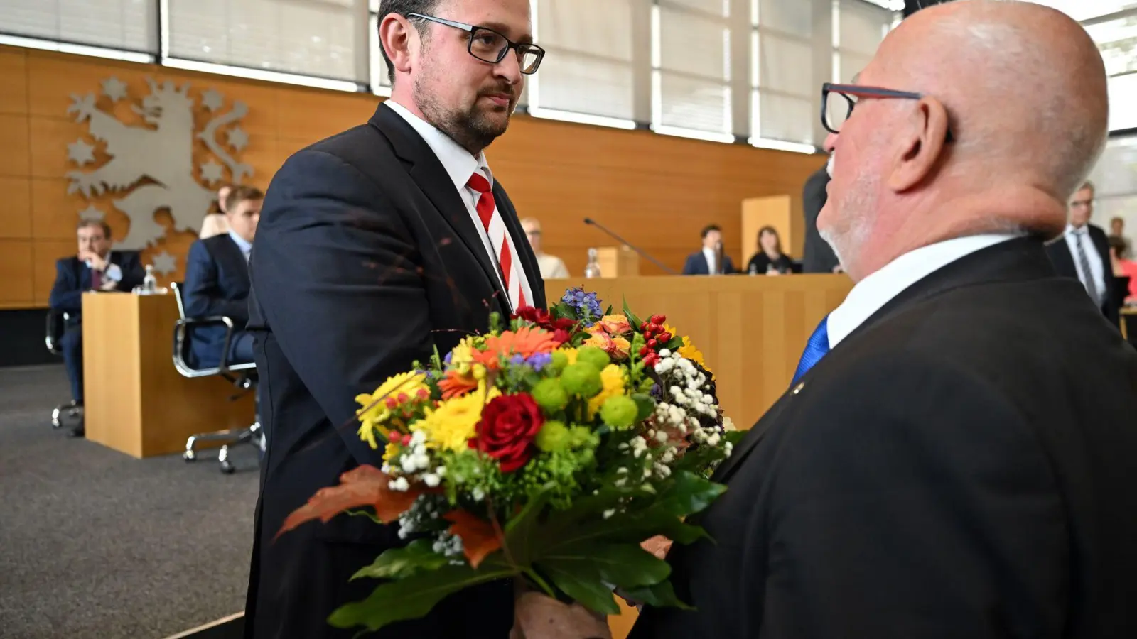 Thadäus König (CDU) ist neuer Landtagspräsident in Thüringen. Der massiv in die Kritik geratene Alterspräsident Jürgen Treutler (AfD) gratulierte ihm. (Foto: Martin Schutt/dpa)