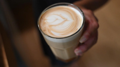 Von Zubereitung bis Geschmack: Wie gut sind Cappuccino und Espresso aus dem Kaffeevollautomaten? Die Stiftung Warentest hat zwölf Maschinen unter die Lupe genommen. (Foto: Elisa Schu/dpa/dpa-tmn)