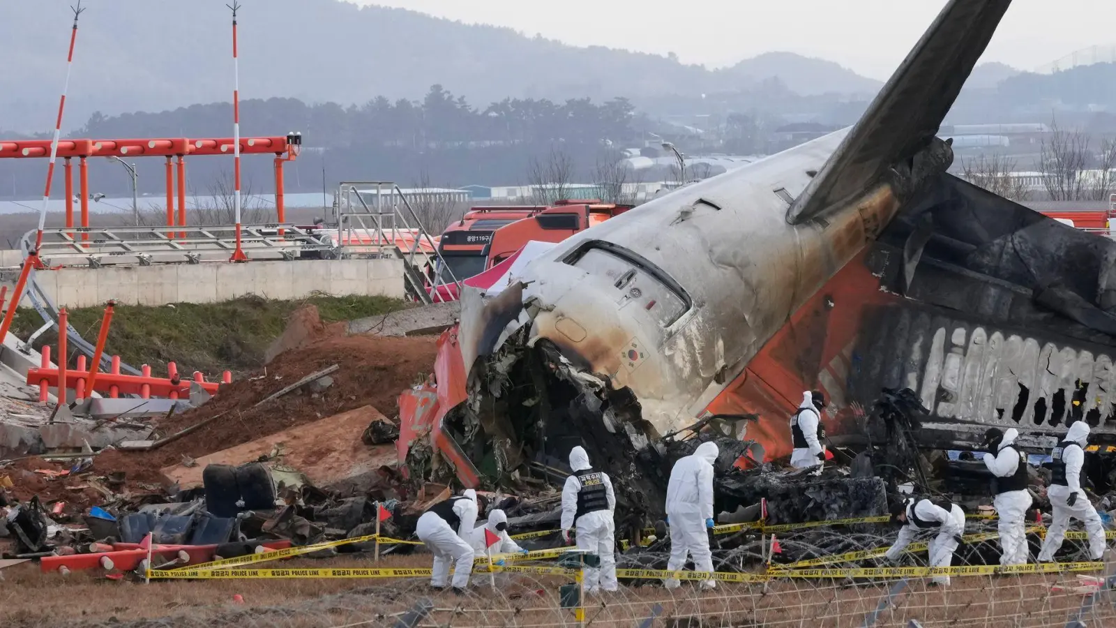 Die Ermittler haben bereits beide Flugschreiber gefunden, wobei einer davon beschädigt ist.  (Foto: Ahn Young-joon/AP/dpa)