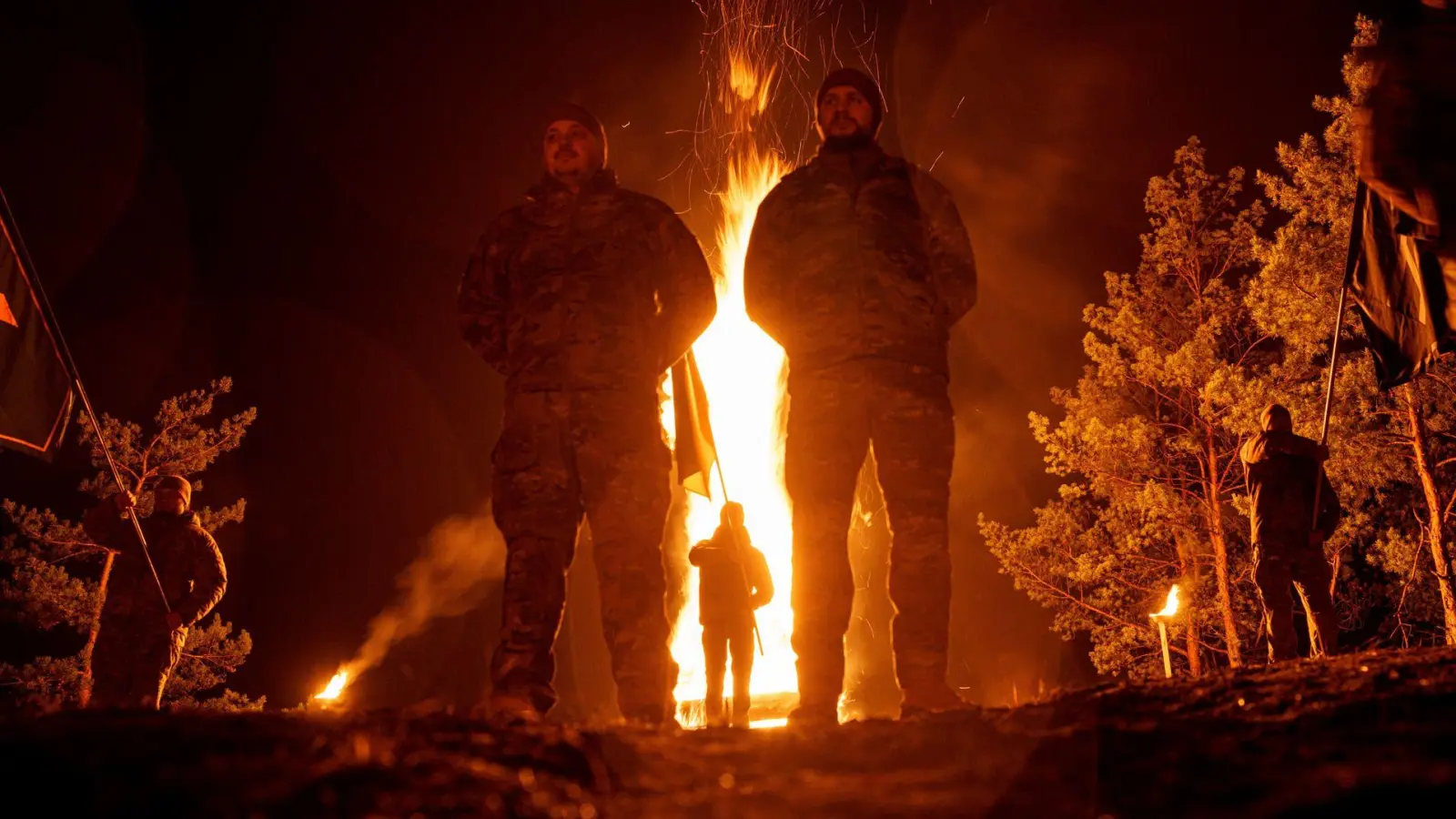 Ukrainische Soldaten gedenken zur Wintersonnenwende ihrer gefallenen Kameraden.  (Foto: Evgeniy Maloletka/AP/dpa)