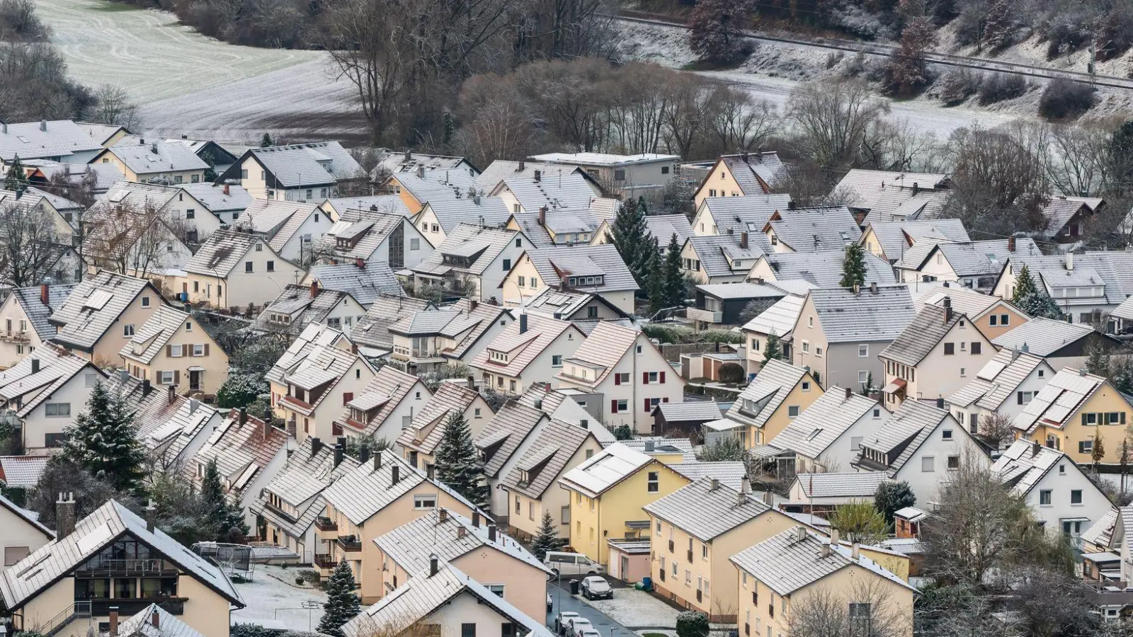 So manches Dach könnte in den nächsten Tagen etwas weißer werden. (Foto: Silas Stein/dpa)