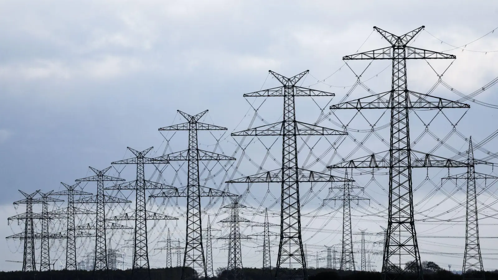 Nach der Abschaltung der letzten drei deutschen Kernkraftwerke sind die Strom-Importe gestiegen. (Foto: Christian Charisius/dpa)