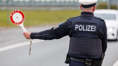 Ein Mann ist bei einer Polizeikontrolle festgenommen worden. (Foto: Daniel Karmann/dpa)