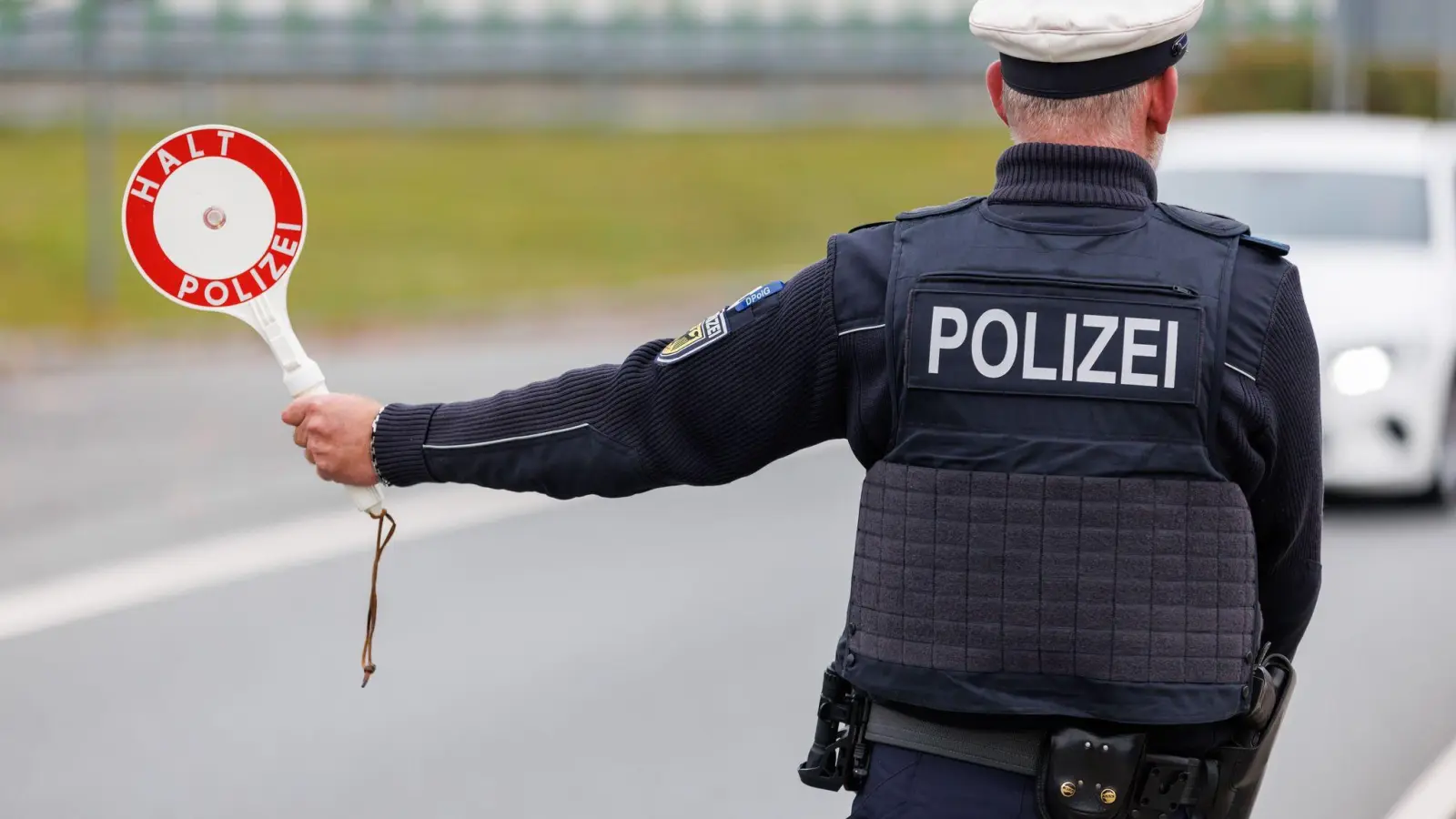 Ein Mann ist bei einer Polizeikontrolle festgenommen worden. (Foto: Daniel Karmann/dpa)