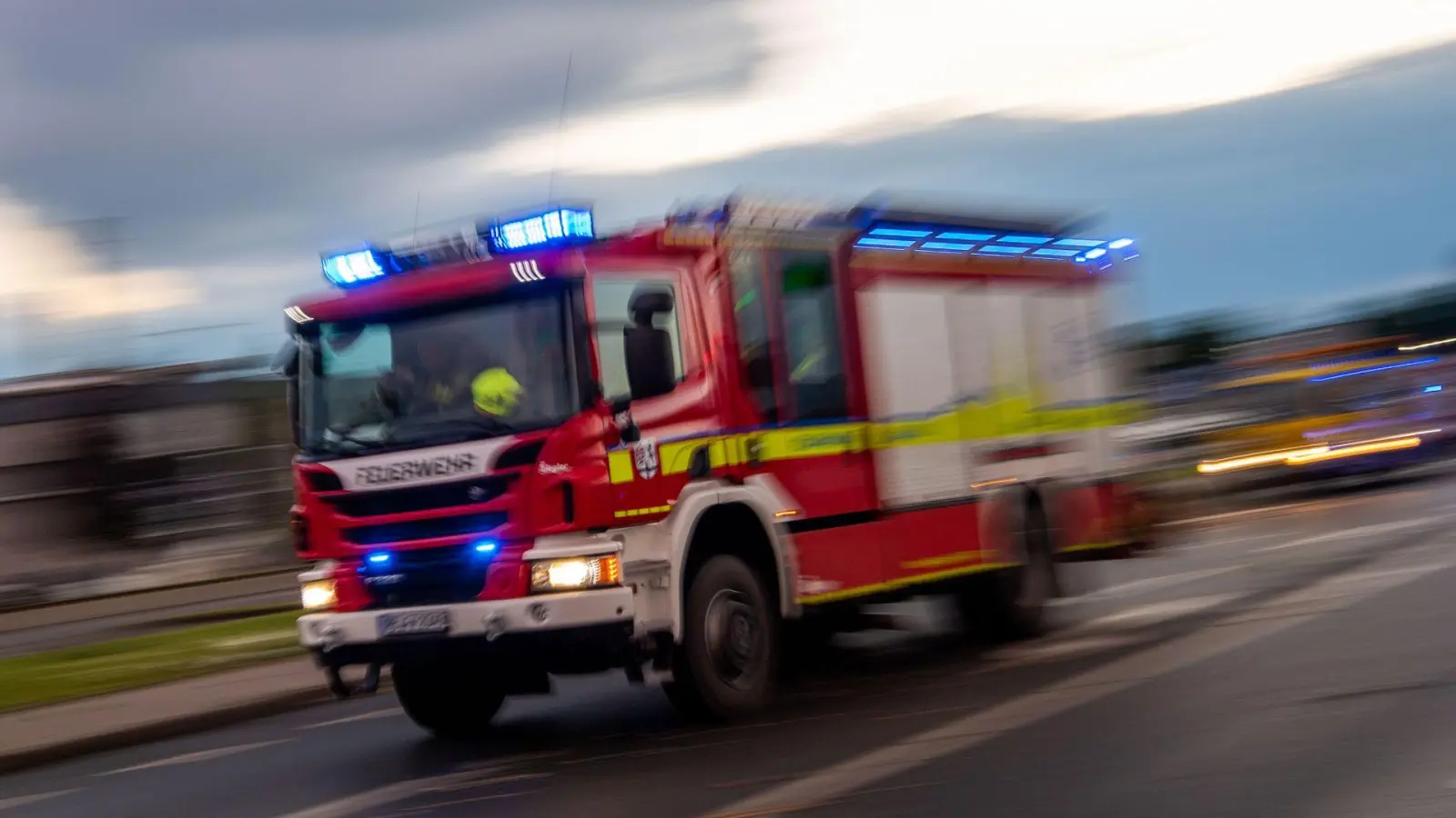 Ein Löschfahrzeug der Feuerwehr fährt mit Blaulicht zu einem Einsatz. (Foto: Lino Mirgeler/dpa/Symbolbild)