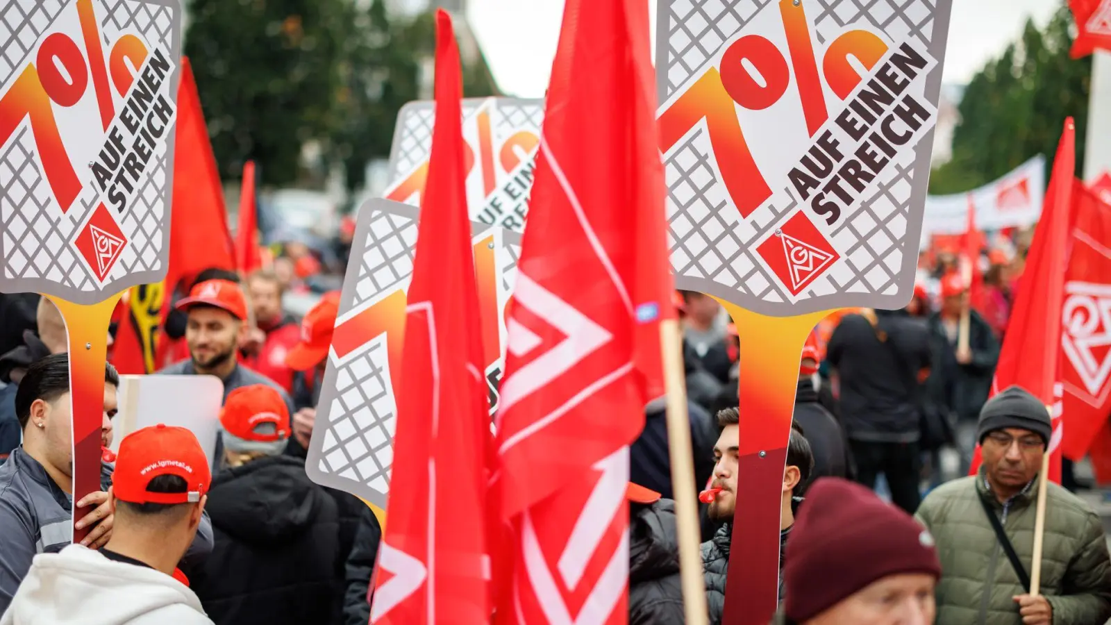 Die IG Metall will nach Ablauf der Friedenspflicht zu Warnstreiks aufrufen.  (Foto: Daniel Karmann/dpa)