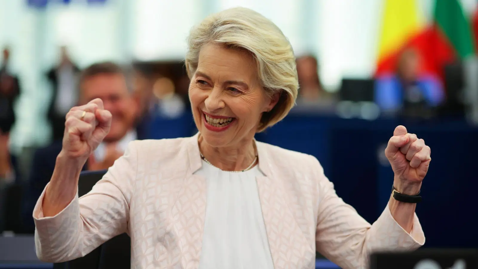 Geschafft: Ursula von der Leyen kann weitere fünf Jahre EU-Kommissionspräsidentin bleiben. (Foto: Philipp von Ditfurth/dpa)