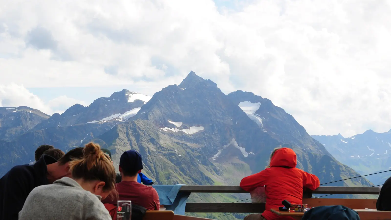 Der Blick von der Terrasse der Ansbacher Hütte ist atemberaubend: hier etwa auf den hohen Riffler (3168 Meter).  (Foto: Jonas Volland)