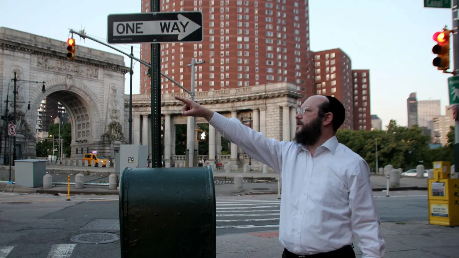 Jeden Donnerstagmorgen prüft Rabbi Moshe Tauber, ob der Eruv in Manhatten intakt ist. (Foto: Christina Horsten/dpa)