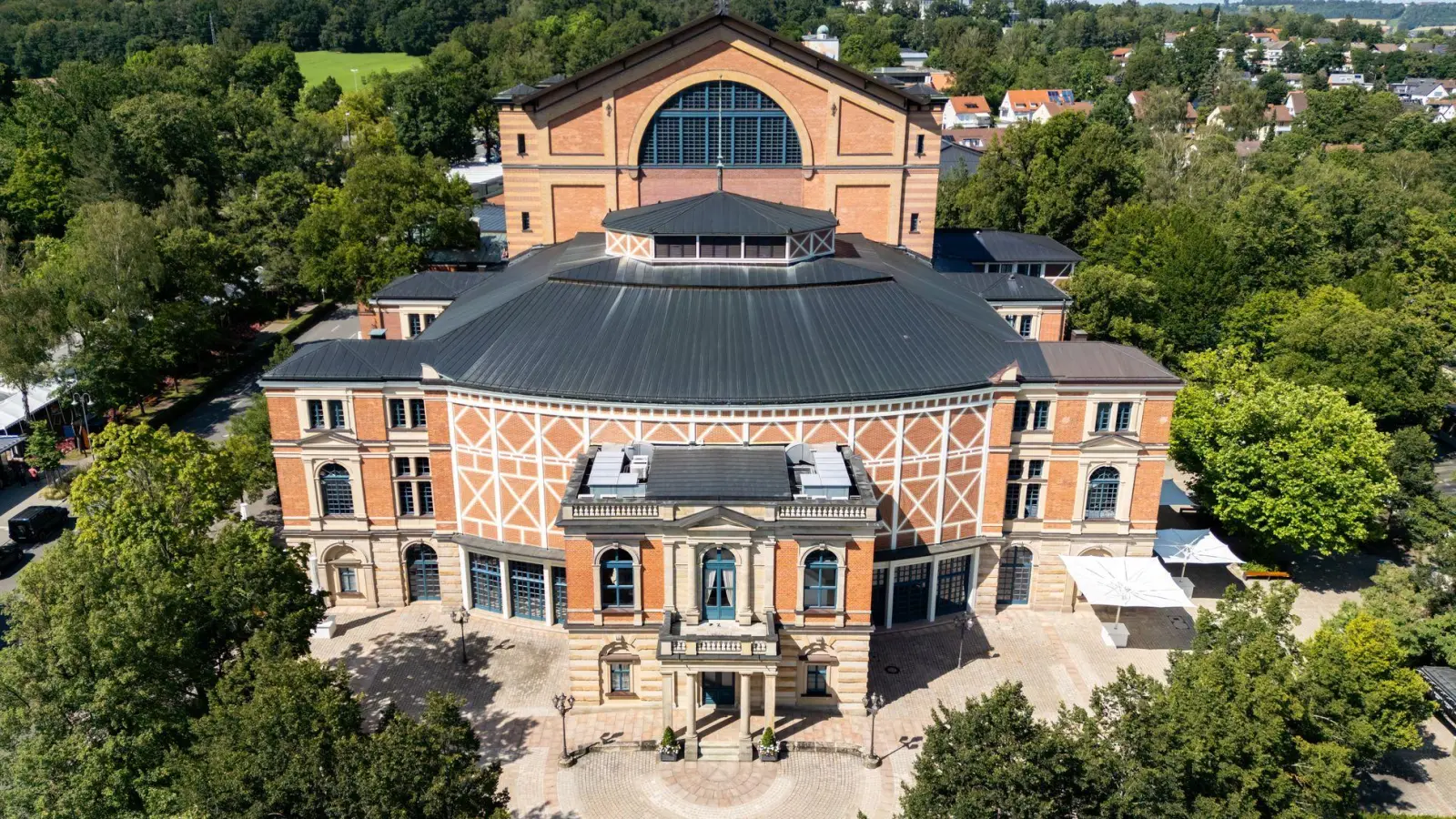 Das einzigartige Bayreuther Festspielhaus aus der Luft. (Drohnenaufnahme) (Foto: Daniel Karmann/dpa)