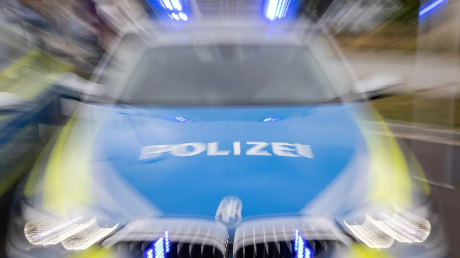 Nachdem es der Polizei nicht gelang, einen 24-jährigen Autofahrer zur Verkehrskontrolle anzuhalten, nahmen die Beamten die Verfolgung auf.  (Symbolbild: Daniel Karmann/dpa)