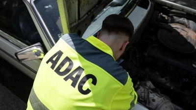Eine ADAC Mitarbeiterin prüft ein Fahrzeug. (Foto: Hannes P. Albert/dpa/Symbolbild)