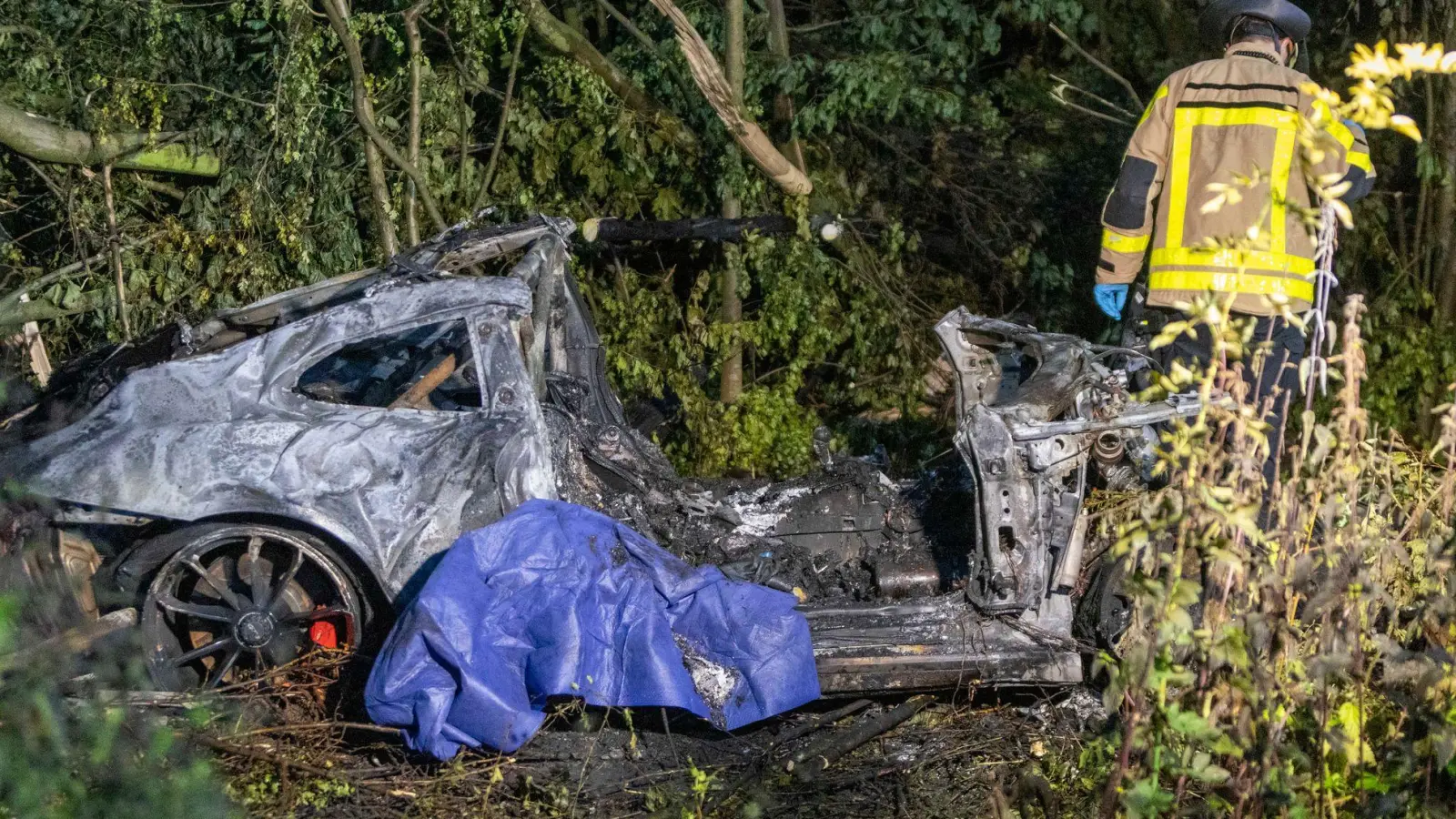 Zwei Menschen verbrannten vermutlich nach einem Wettrennen im Auto. (Foto: Justin Brosch/dpa)