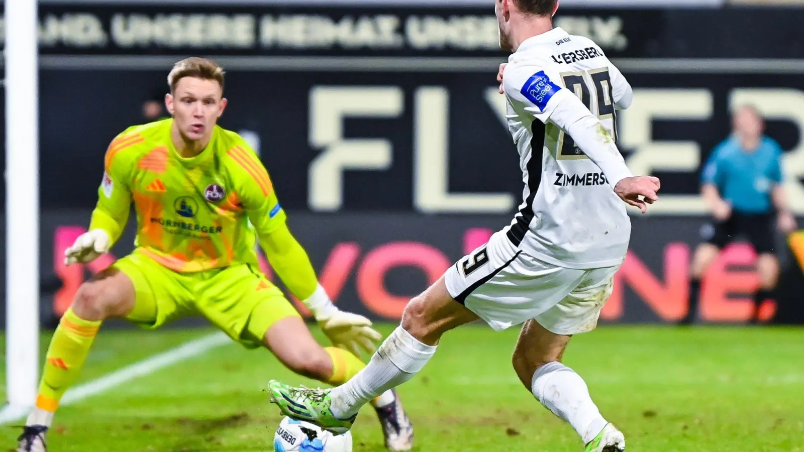 Tom Zimmerschied erzielt gegen FCN-Torwart Jan Reichert den Ausgleich.  (Foto: Silas Schueller/DeFodi Images/dpa)