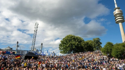 Eine brechend volle Fanzone im Münchner Olympiapark zum EM-Spiel Deutschland gegen Schottland. (Foto: Stefan Puchner/dpa/Archivbild)