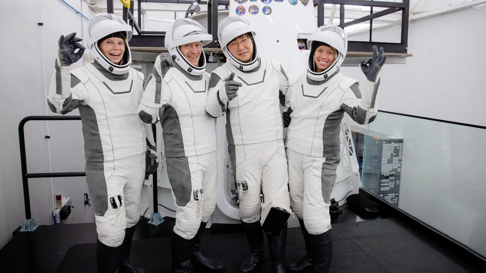 Rabea Rogge, Eric Philips, Chun Wang und  Jannicke Mikkelsen (von links nach rechts) absolvierten ein monatelanges Training in der Kapsel.  (Foto: SpaceX/dpa)