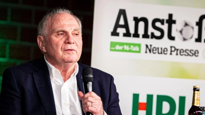 FC-Bayern-Ehrenpräsident Uli Hoeneß sieht den Umgang mit den Investoren-Geldern im internationalen Fußball problematisch. (Foto: Moritz Frankenberg/dpa)